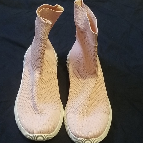 Shoe - Picture 2 of 5